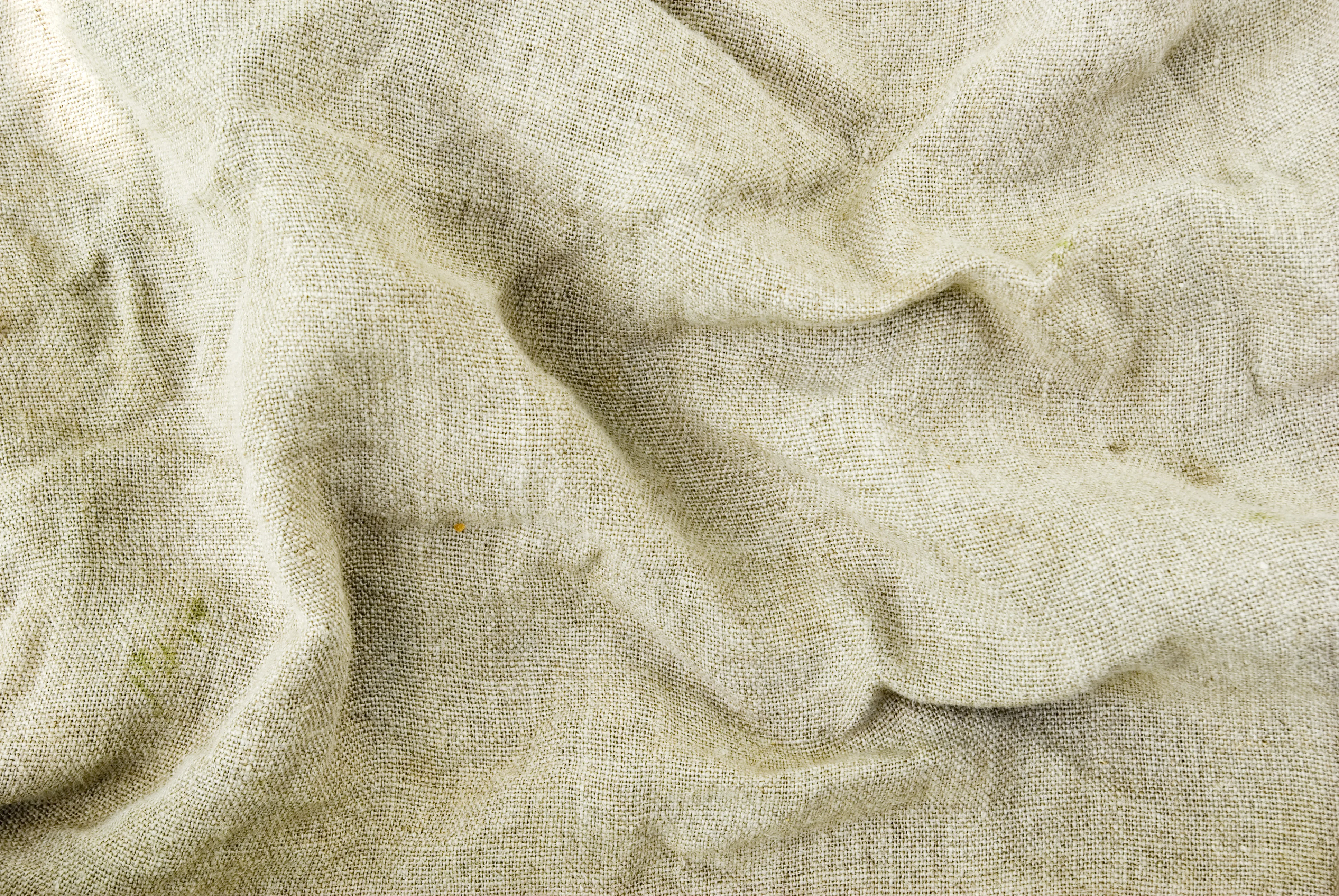 Textura suave de linho natural com ondulações delicadas em tons neutros quentes